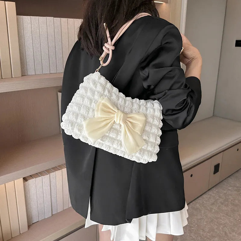 Women's canvas one-shoulder handbag in horizontal square shape with single strap and mobile phone compartment
