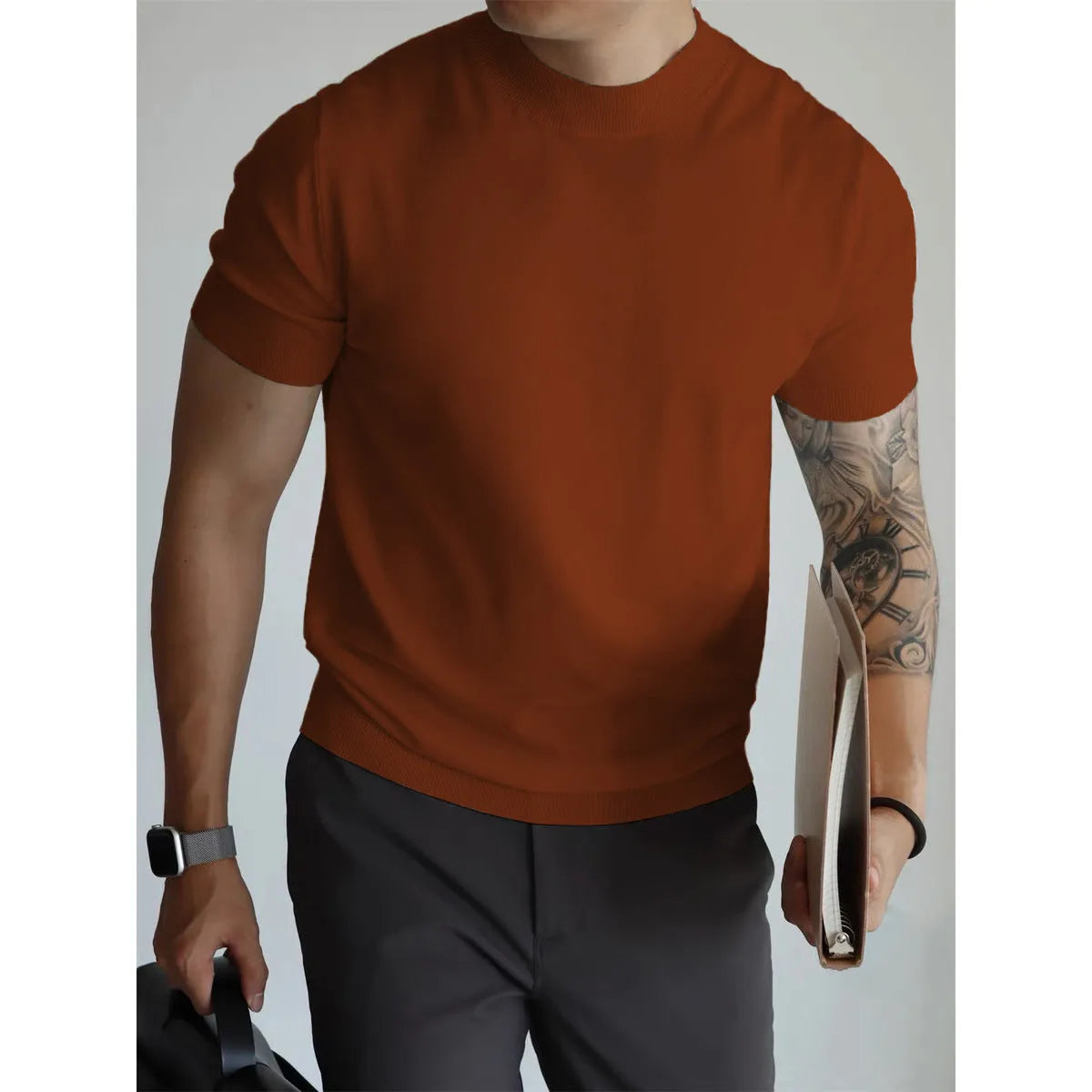 Men's slim-fit solid colour t-shirt in breathable polyester for commuting.