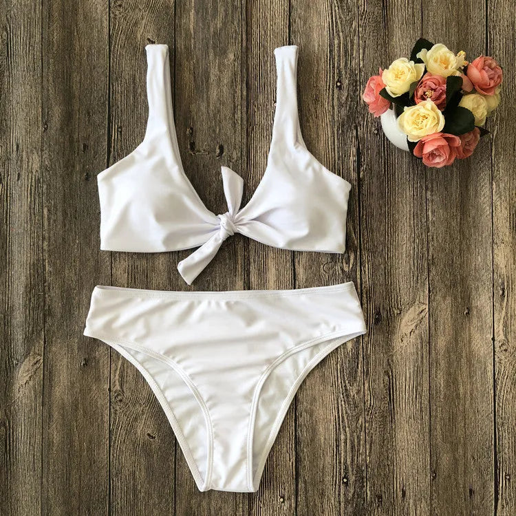 Solid colour women's polyester bikini set in black, displayed on a mannequin.