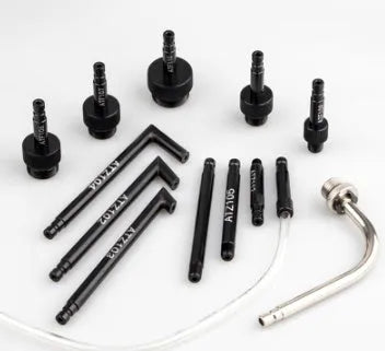 Transmission oil refuelling kit with manual pump and thirteen accessory pieces for fluid transfer