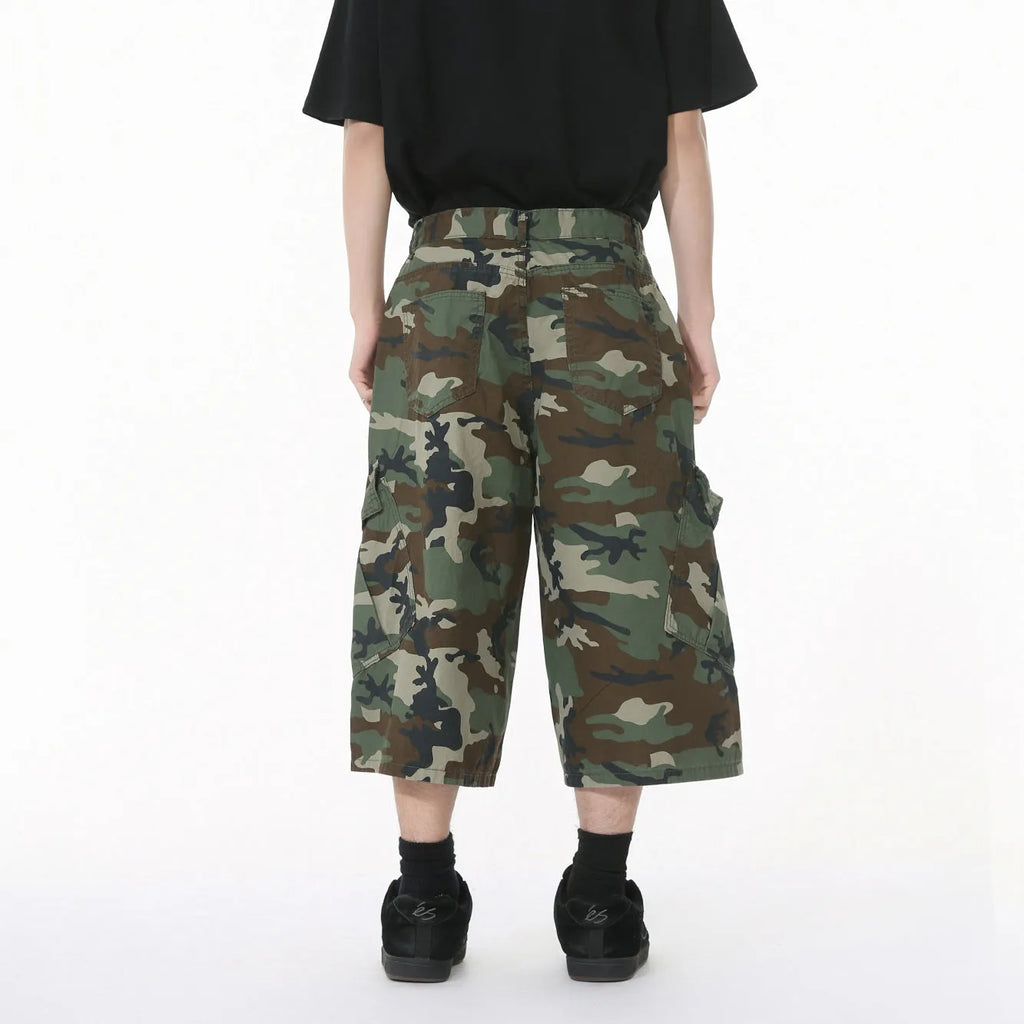 Men's camouflage cotton jeans with wide leg fit, cropped length, and American side stitching details