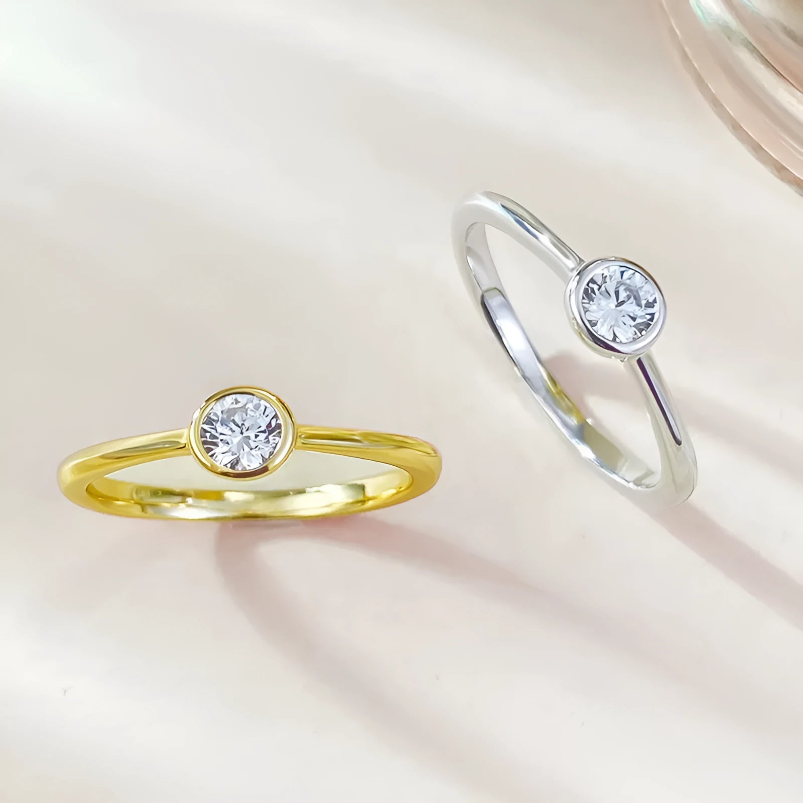 Crown-shaped silver ring with minimalist lines in R962 gold or platinum finish