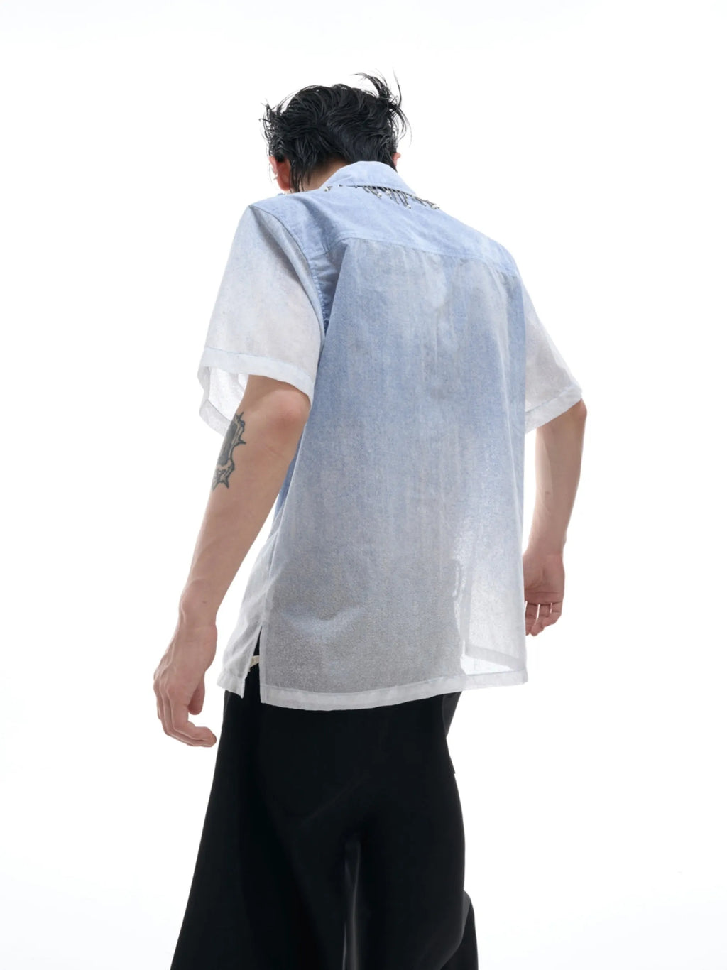 Blue and white gradient men's casual short shirt with loose fit and half sleeves
