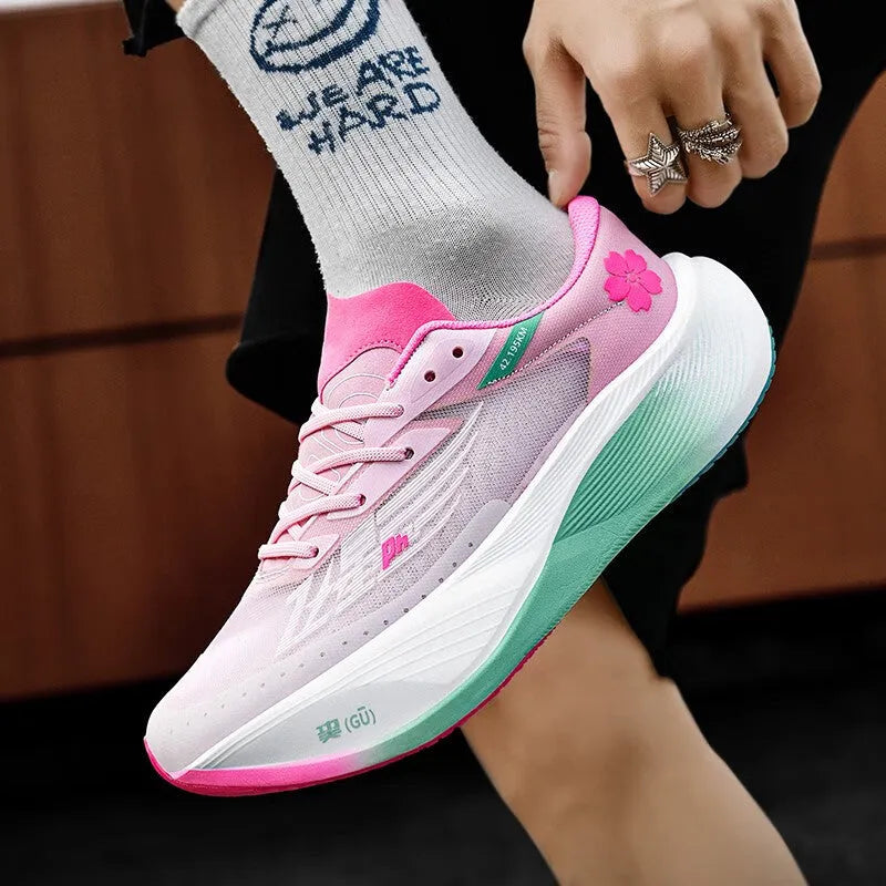 Low-top racing sneaker with carbon plate, mesh and PU upper, in glacier colour on a natural rubber sole.