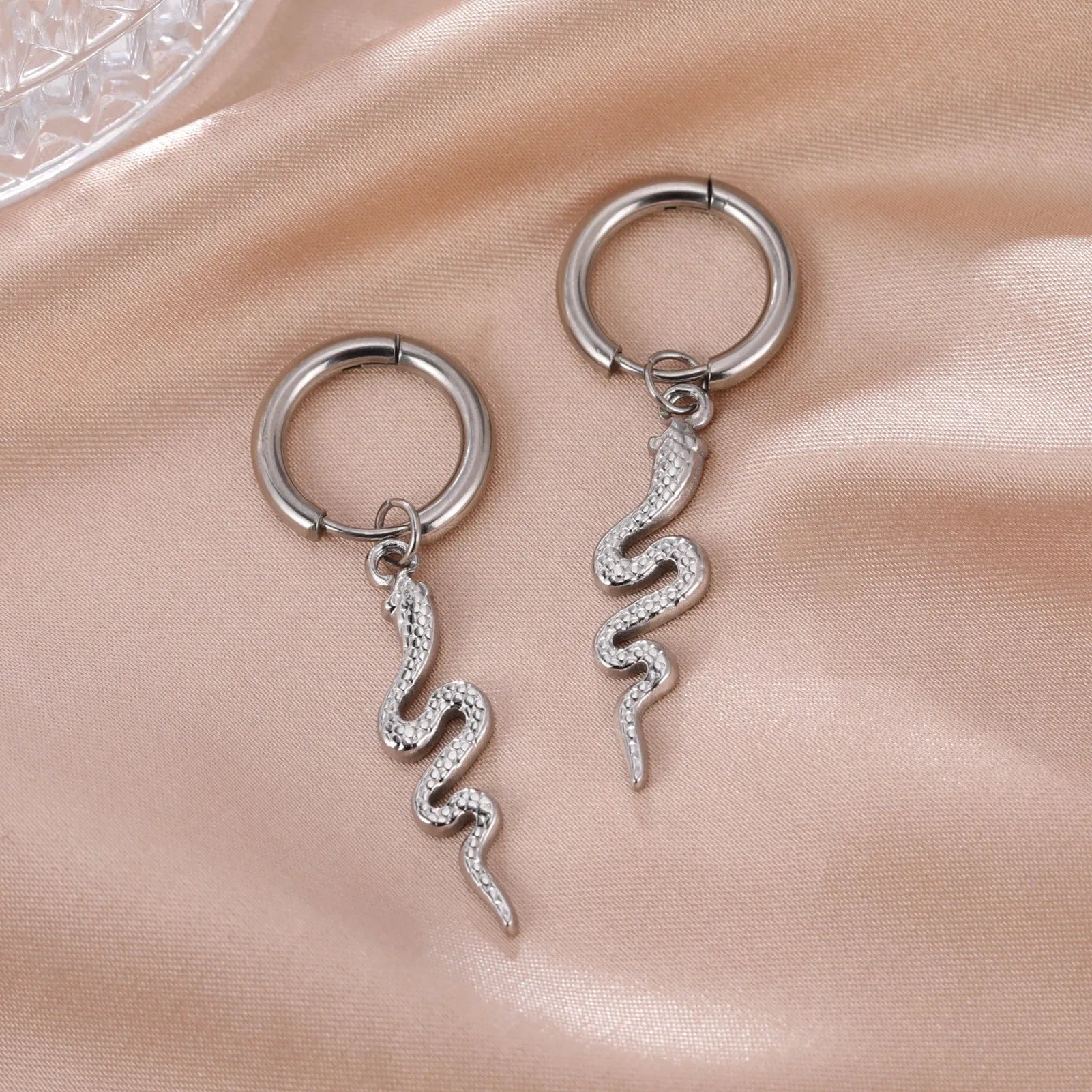 Gold plated stainless steel vintage snake-shaped clip earrings for women
