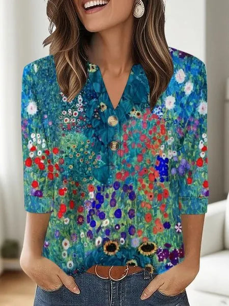 Women's loose fit V-neck T-shirt with 3D printed pattern in casual style