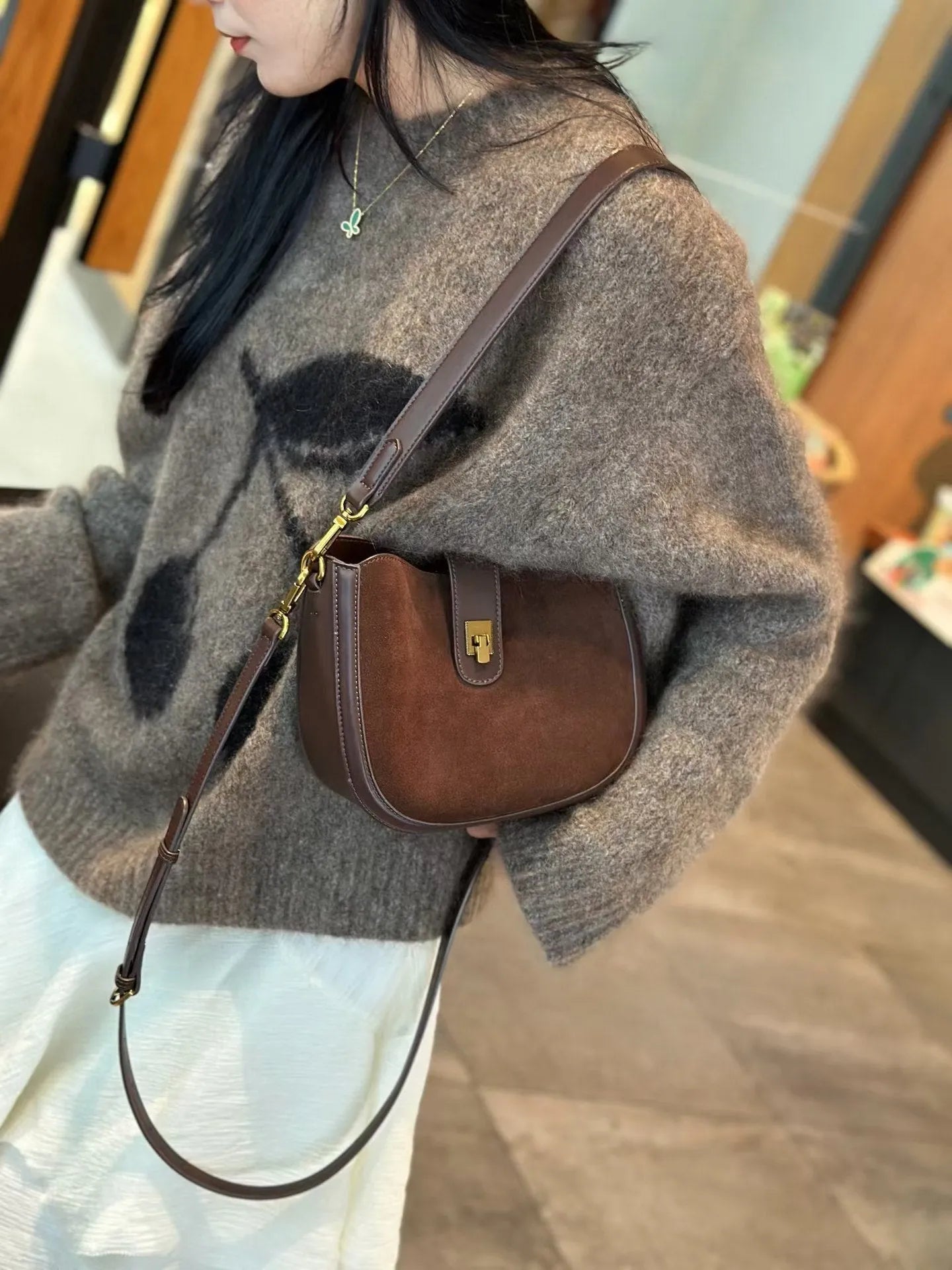 Genuine leather crossbody bag for women in black, 24x9x19cm, with sandwich pocket and adjustable strap