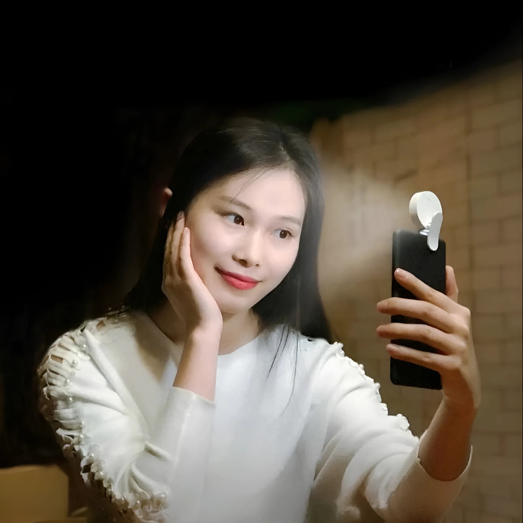 White selfie fill light with 9 LED lamp beads and three-level dimming on a mobile phone