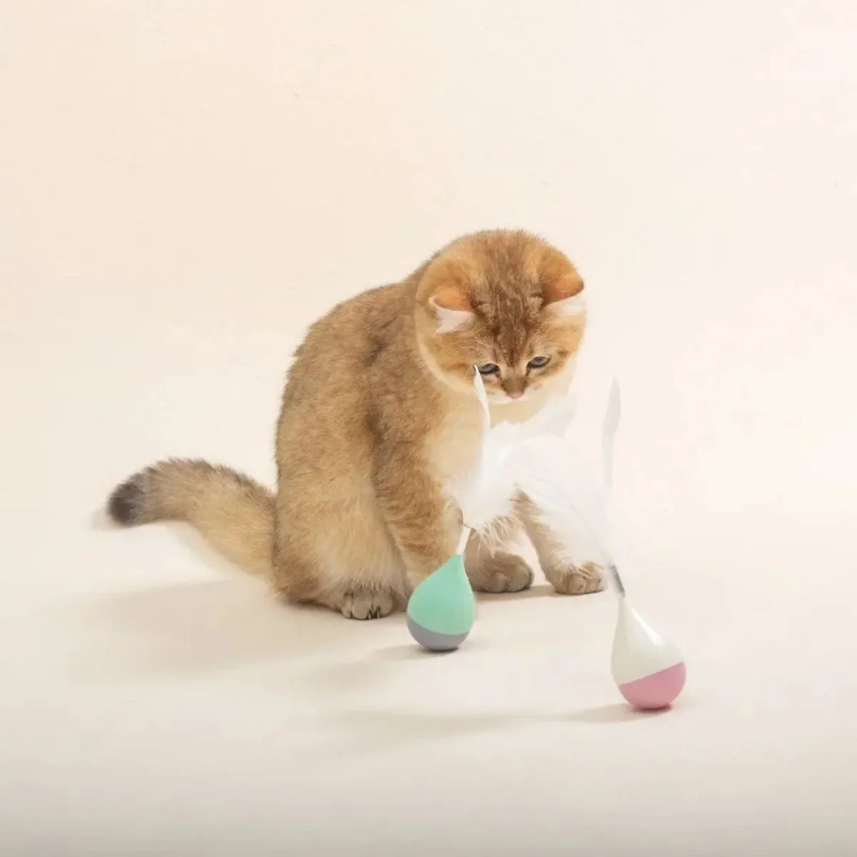 Feather tumbler cat toy with bite-resistant ABS body and goose feathers in green colour