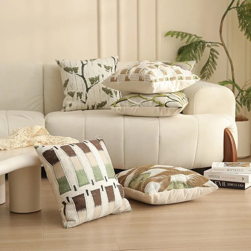 45x45cm square jacquard cushion cover with woven botanical floral pattern in retro Nordic style.