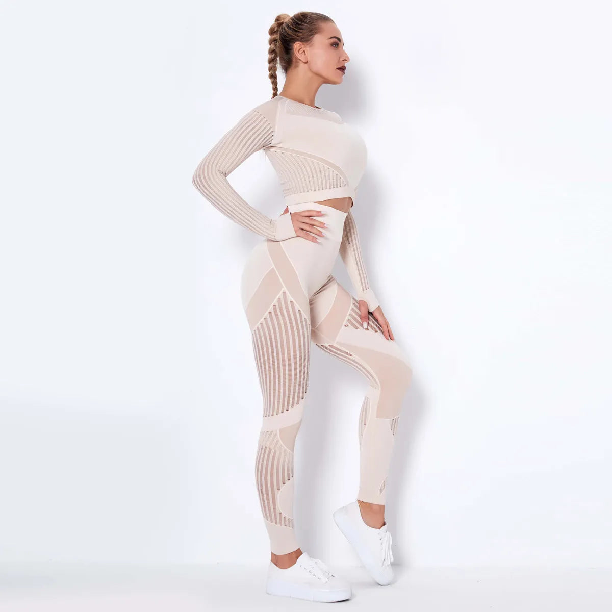Seamless knitted long-sleeved yoga suit in nylon and spandex fabric