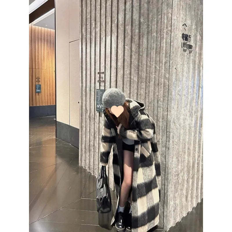 Season warm woolen coat mid-length loose fit polyester plaid cloak in beige black winter outerwear