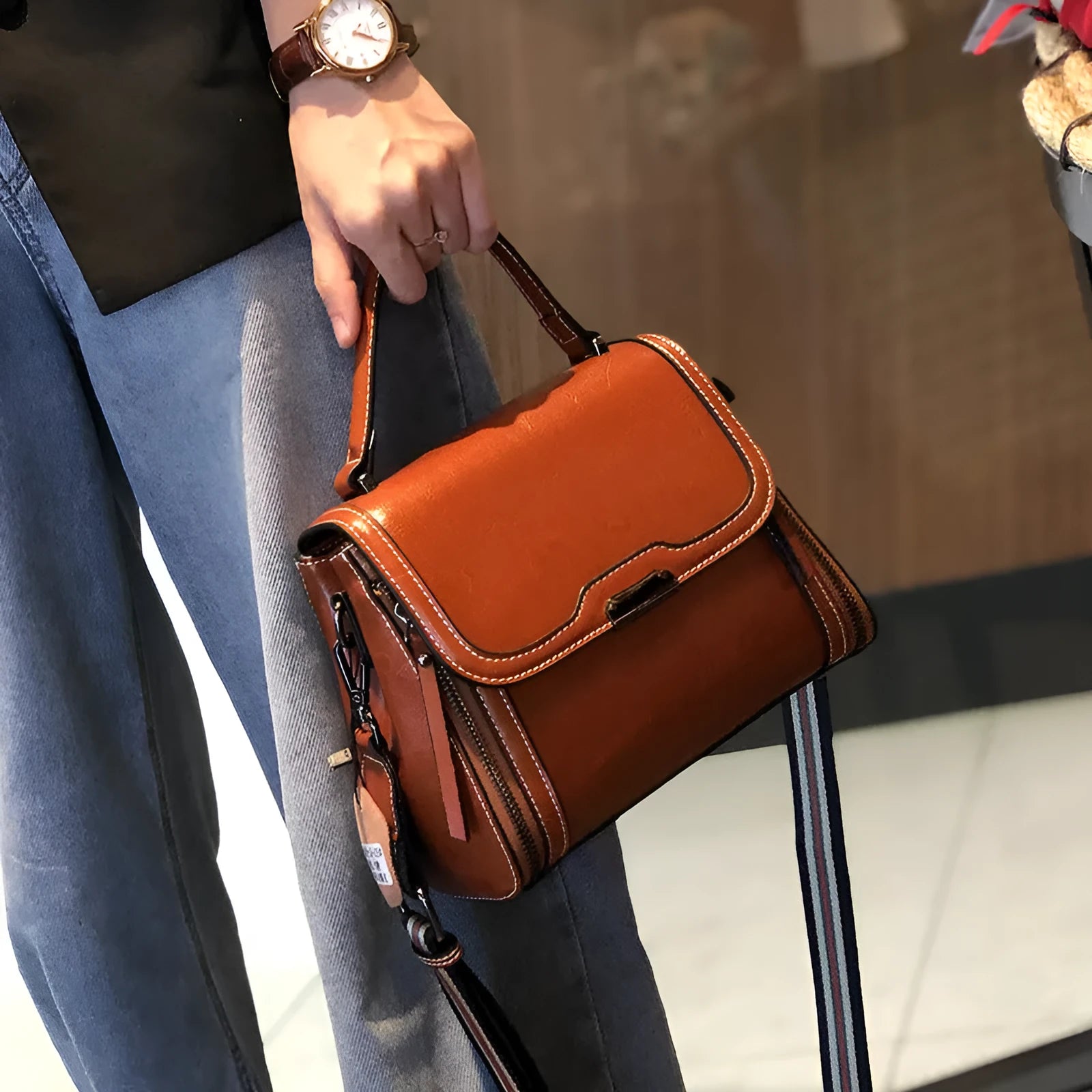 Women's genuine leather retro messenger bag in horizontal square shape with internal organiser pockets