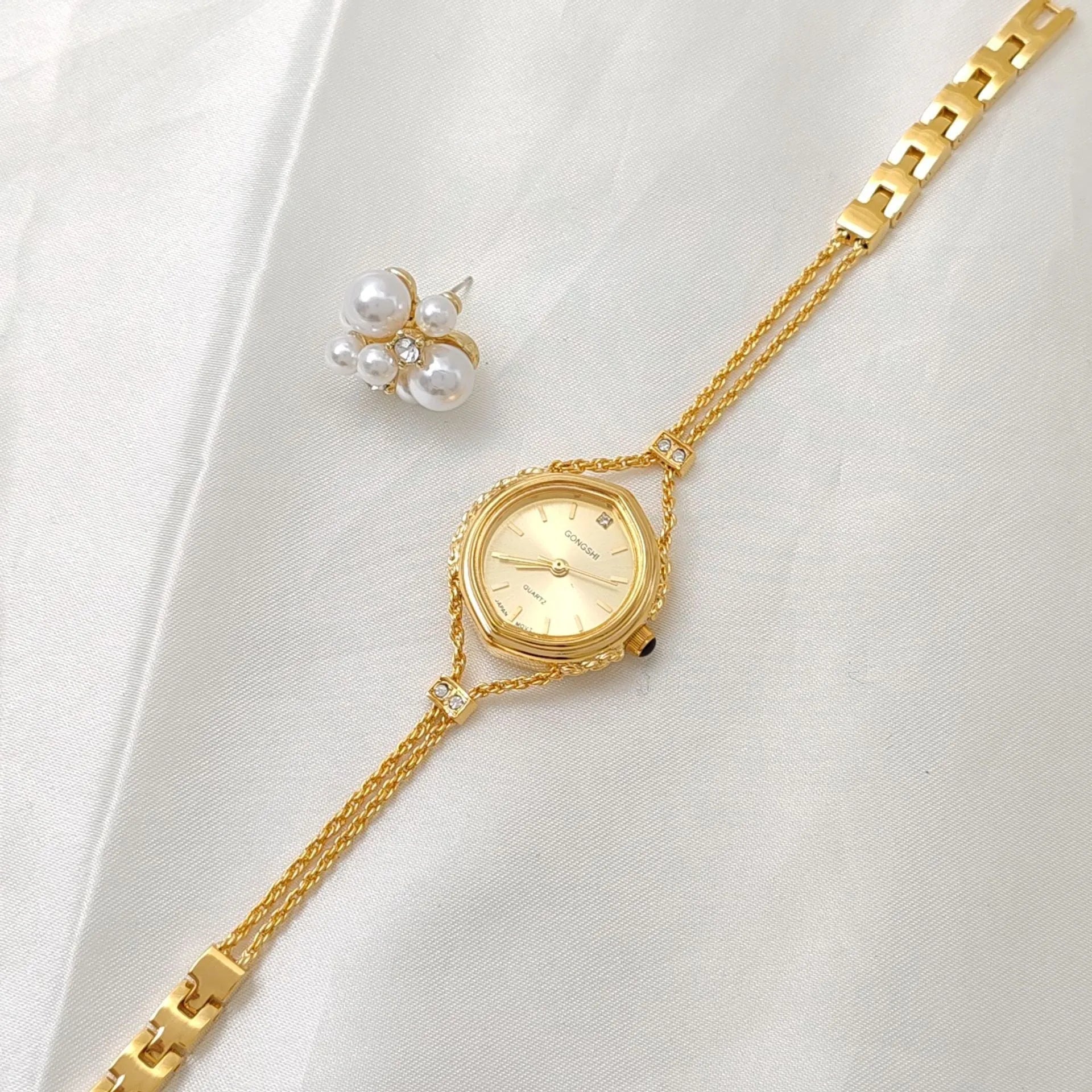 Women's light luxury quartz watch with gold case, 25mm dial, and mineral glass mirror