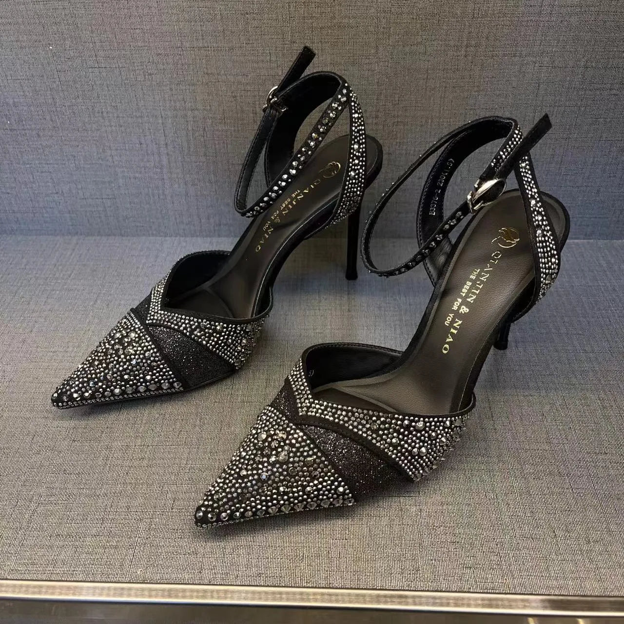 Women's hollow high heels with pointed toe and stiletto heel in black or silver colours