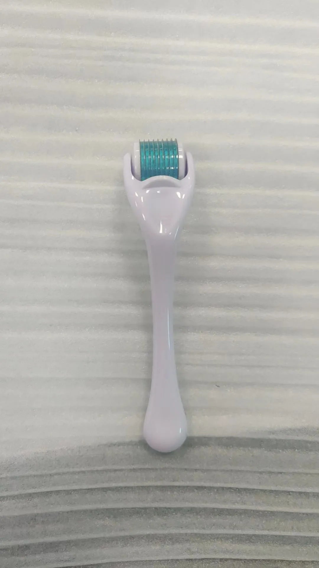 Mechanical derma roller pen with colour options and three needle size specifications for microneedling