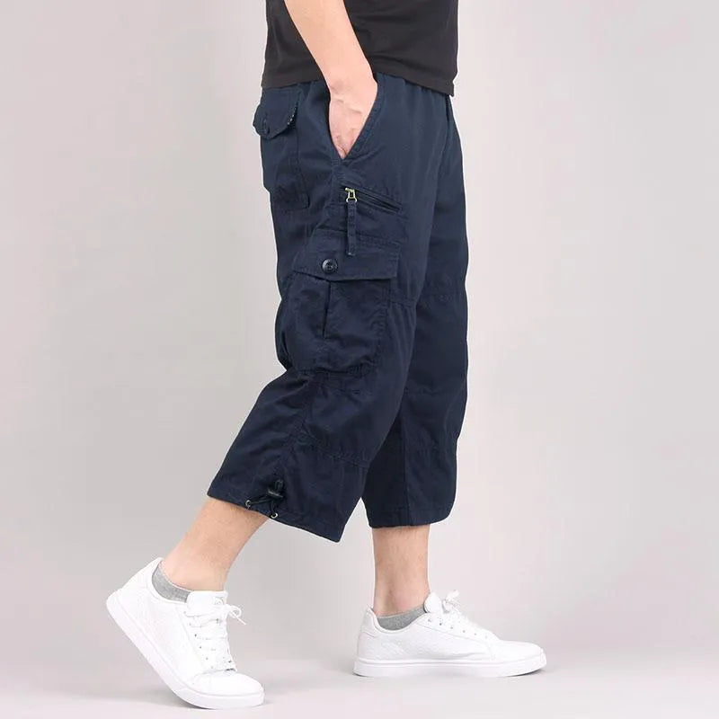 Men's loose-fitting cotton cropped casual pants in a solid colour.