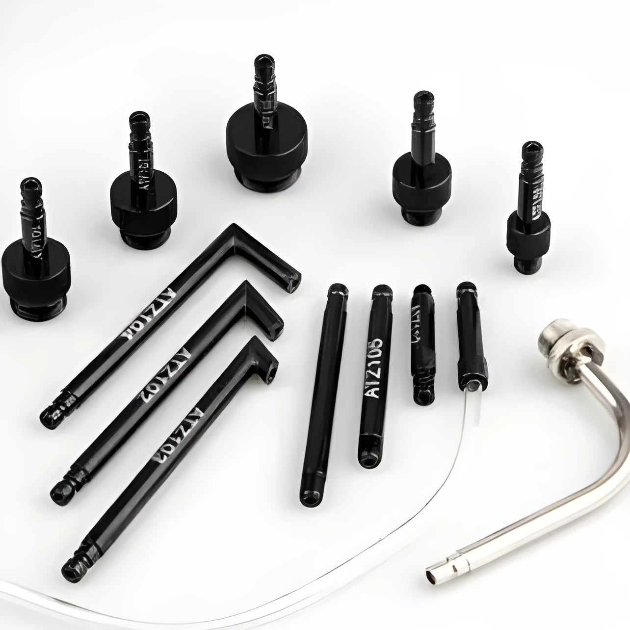 Transmission oil refuelling kit with manual pump and thirteen accessory pieces for fluid transfer
