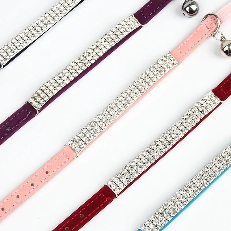 Rhinestone-decorated velvet cat collar shown in red, adjustable from 20 to 30 cm.