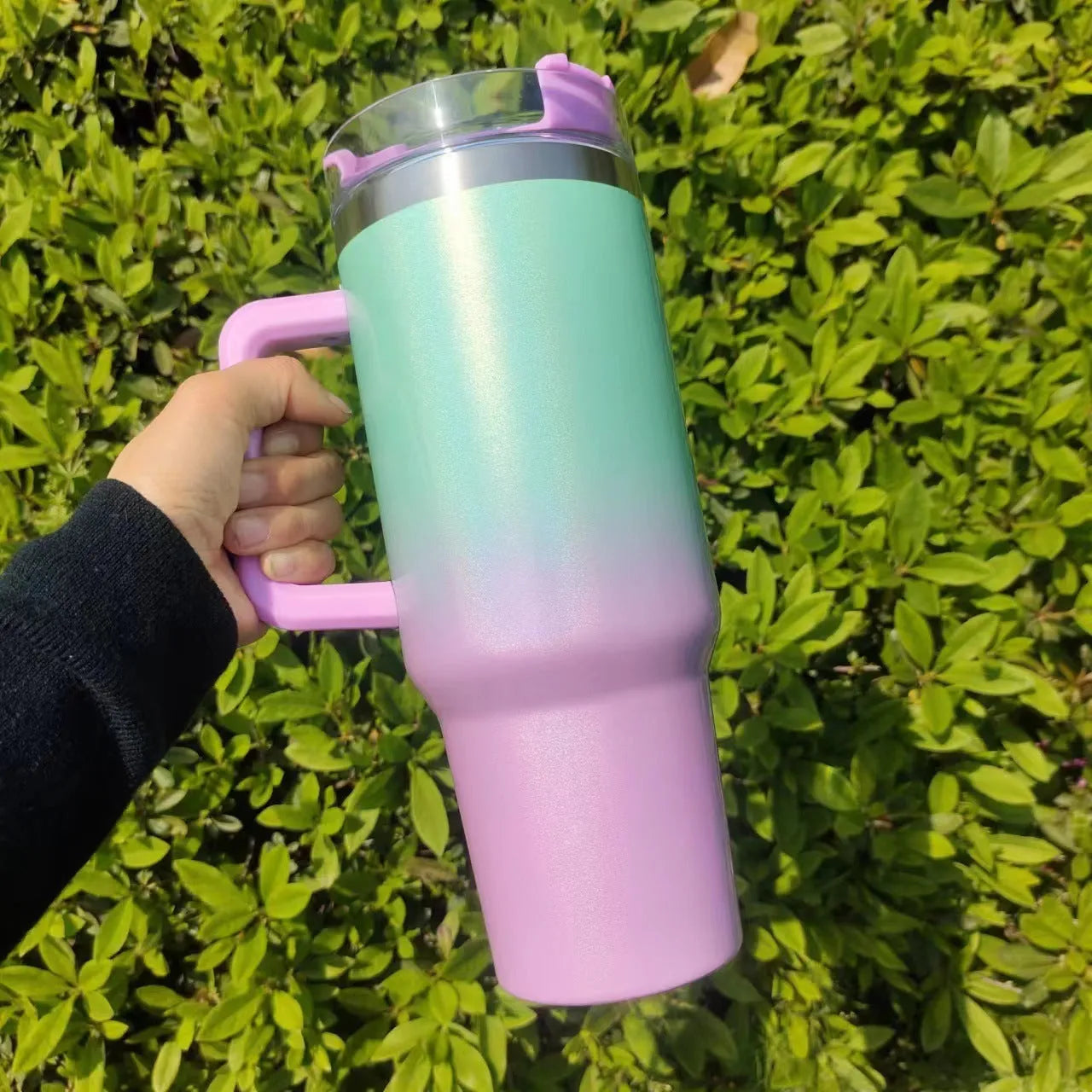 Large stainless steel vacuum insulation cup with gradient colours showing 750ml capacity and double-layer construction