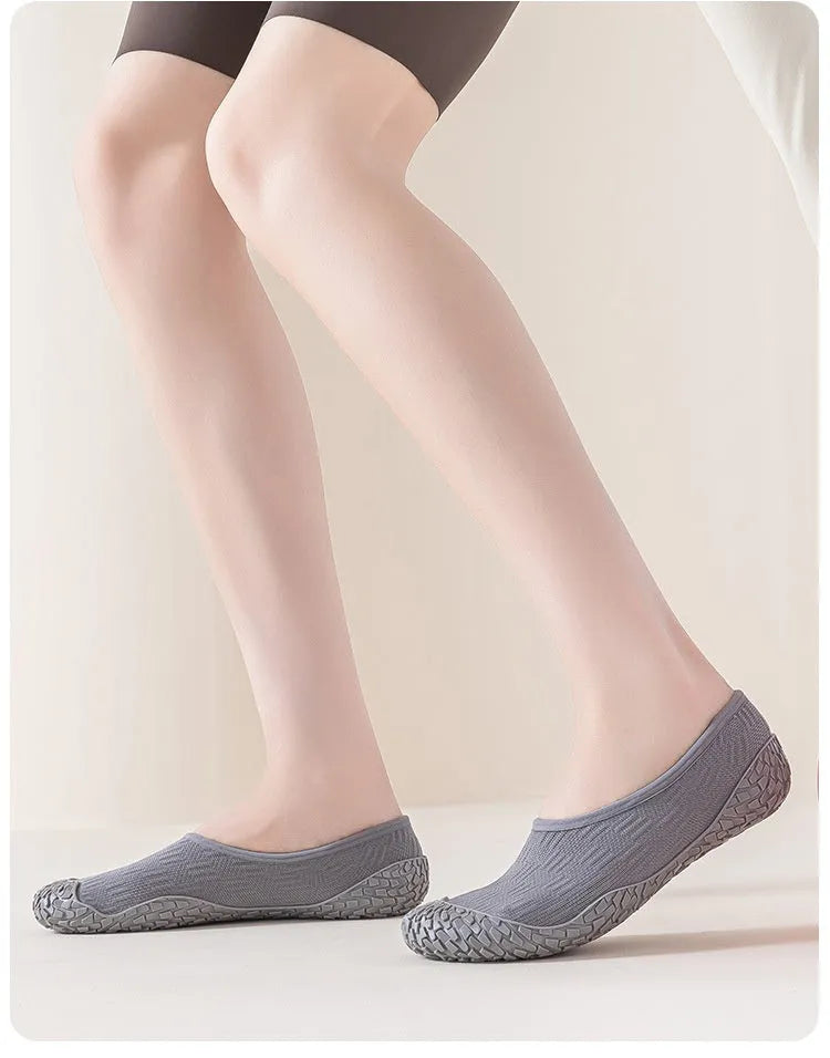 Women's indoor fitness shoe in solid colour with soft bottom, mesh upper, and rubber sole