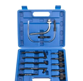 Transmission oil refuelling kit with manual pump and thirteen accessory pieces for fluid transfer