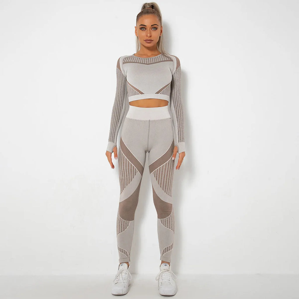 Seamless knitted long-sleeved yoga suit in nylon and spandex fabric
