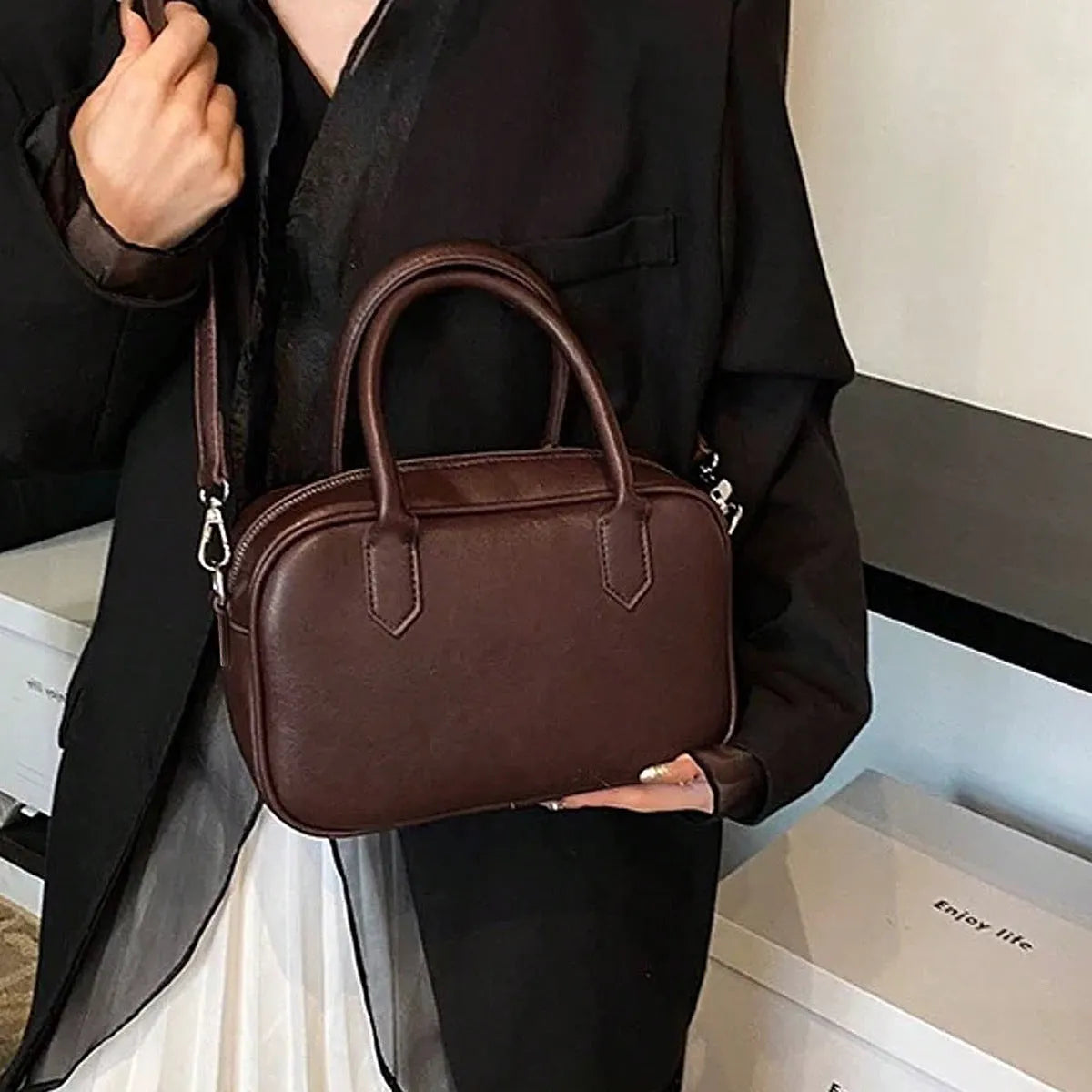 Retro small square shoulder messenger bag in PU, black colour, horizontal shape, single strap