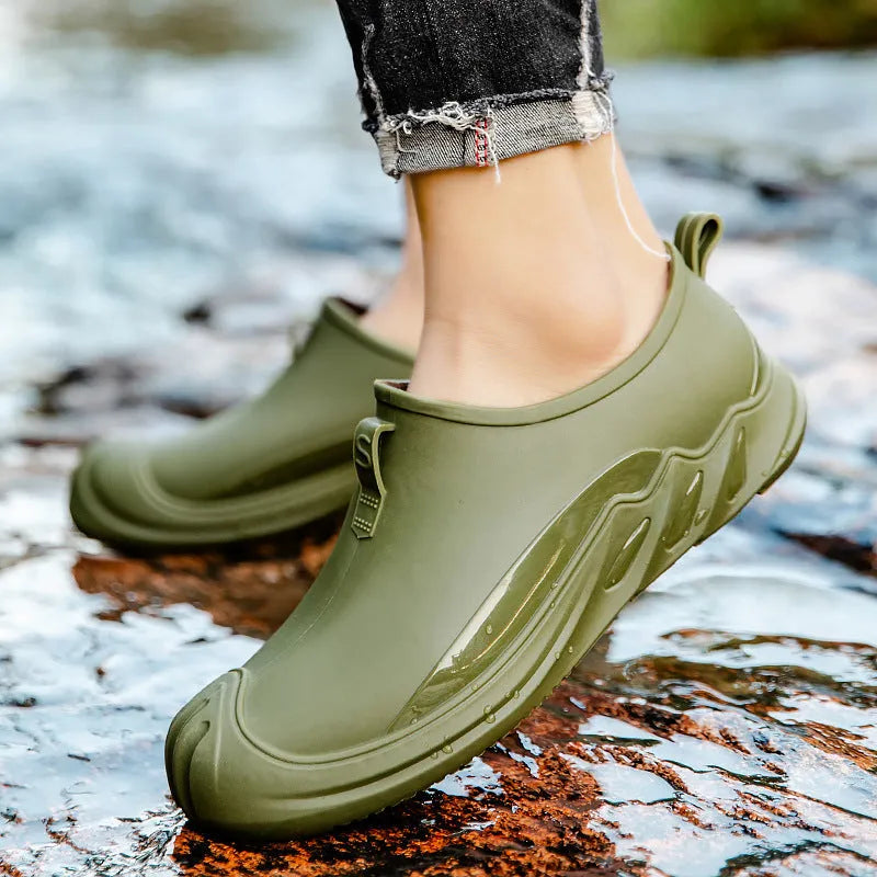 Men's solid colour plastic short rain boots in black, sizes 39-44