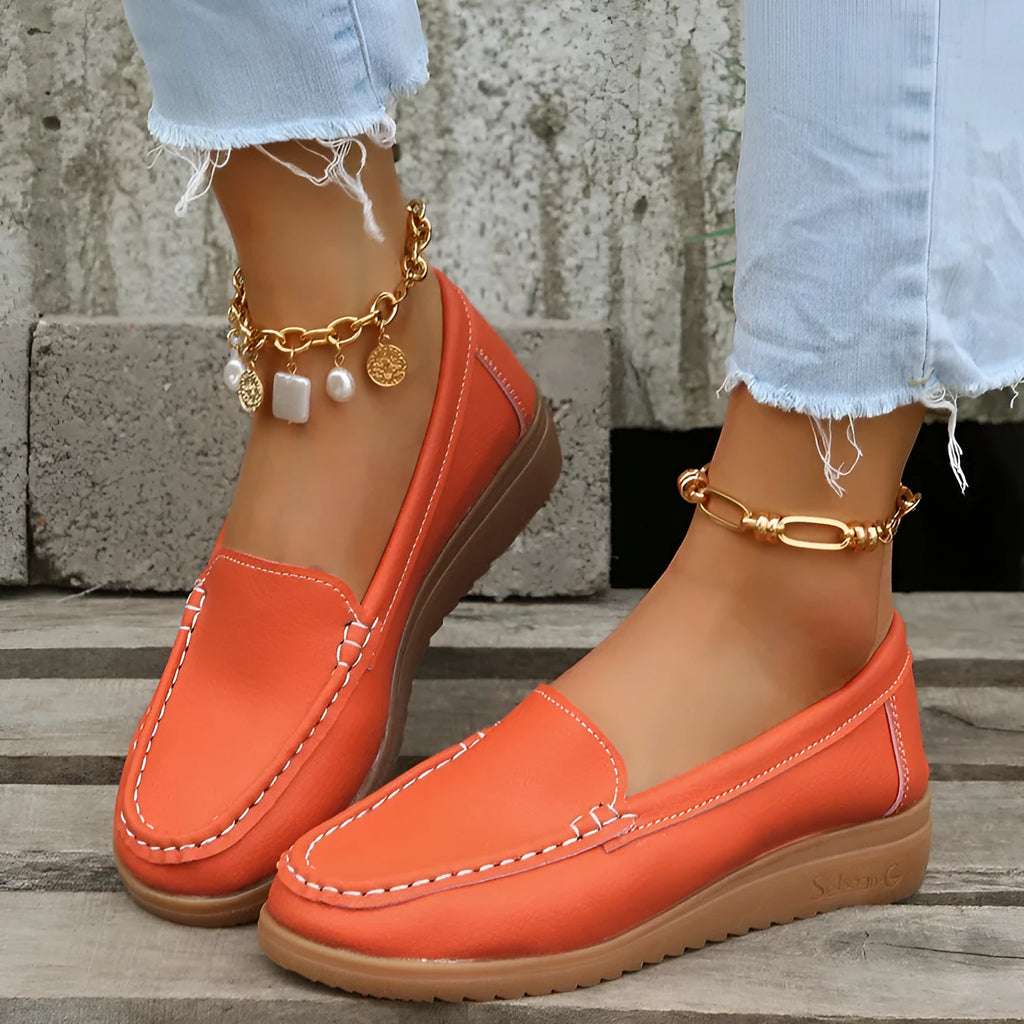 Women's flat loafers in PU leather with car suture detail on a rubber sole