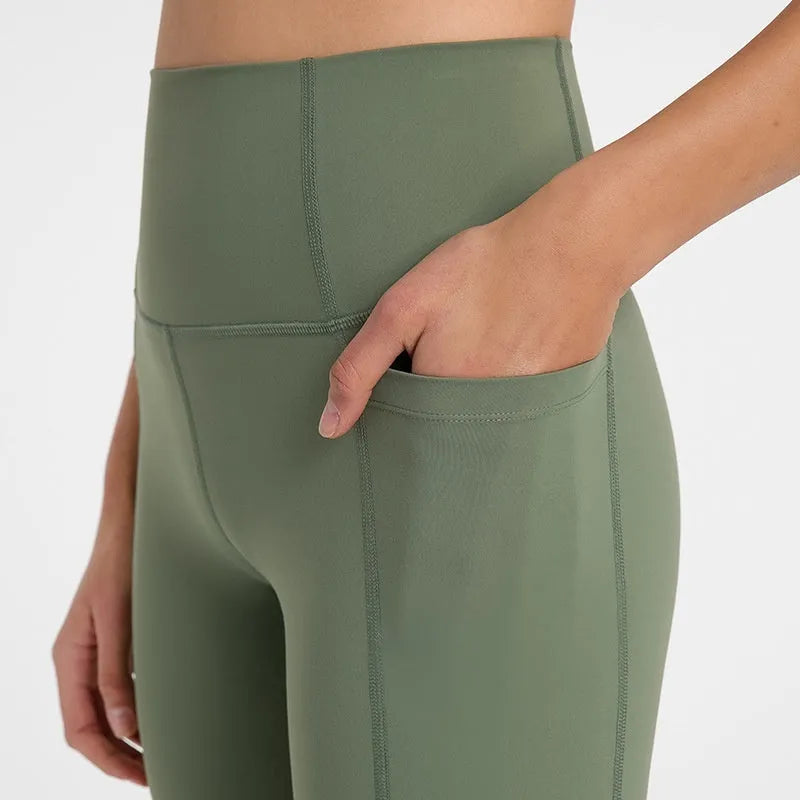 Women's mid-length sports shorts in black, super stretch fabric for running and gym