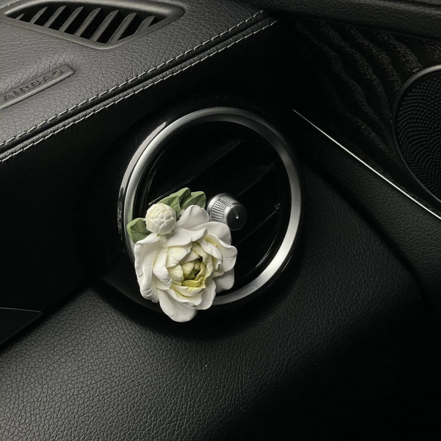 Solid jasmine car perfume for air vents in off-white or fresh green with 5ml essential oil