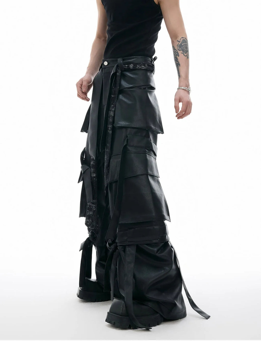 Black loose-fit quilted casual pants with multiple pockets and ribbon detailing.