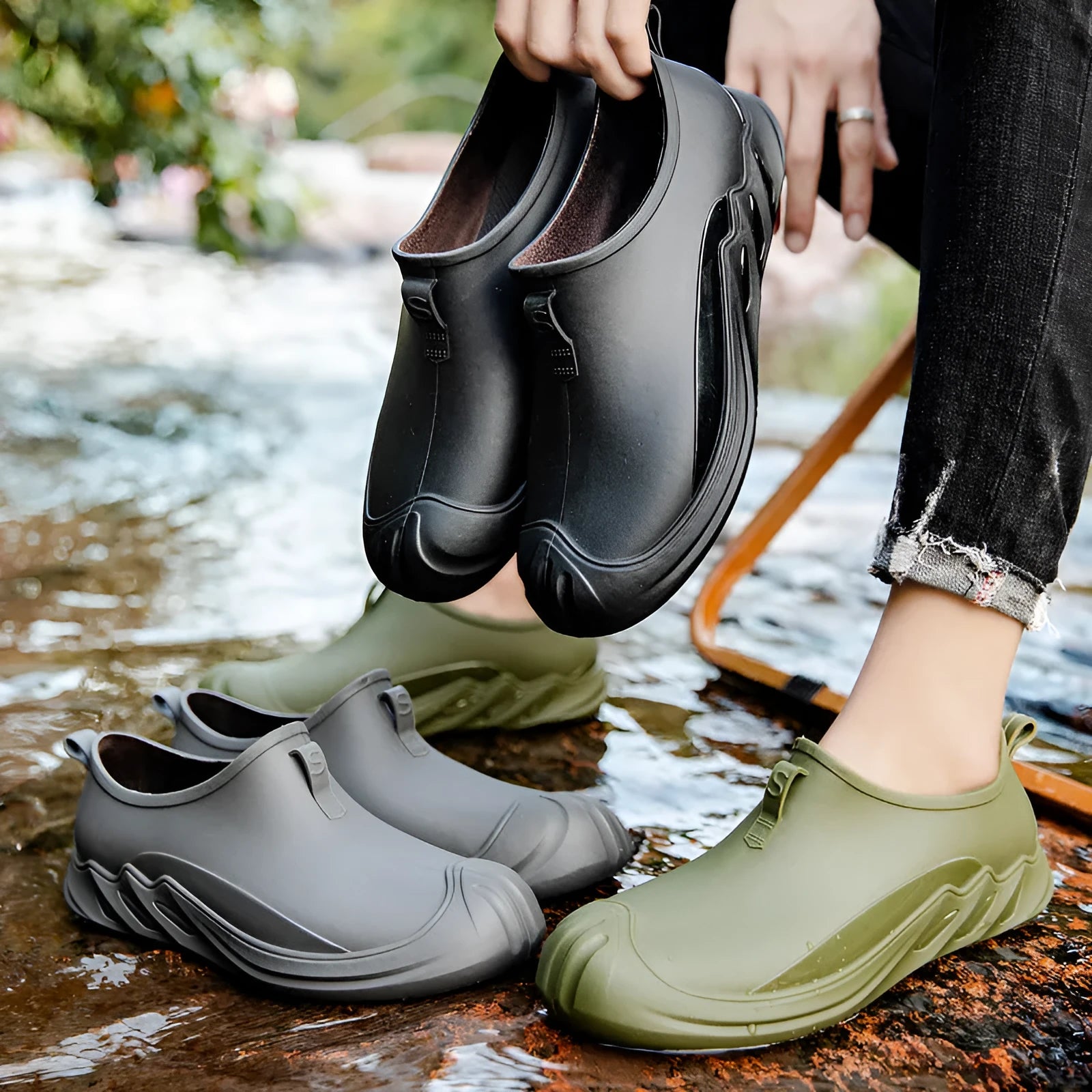 Men's solid colour plastic short rain boots in black, sizes 39-44