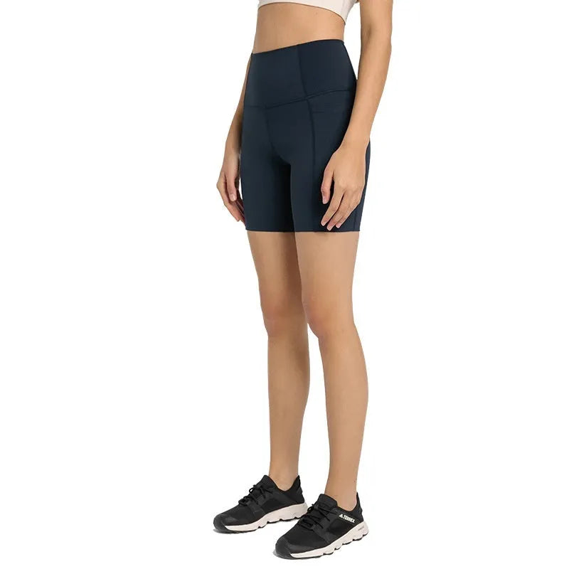 Women's mid-length sports shorts in black, super stretch fabric for running and gym