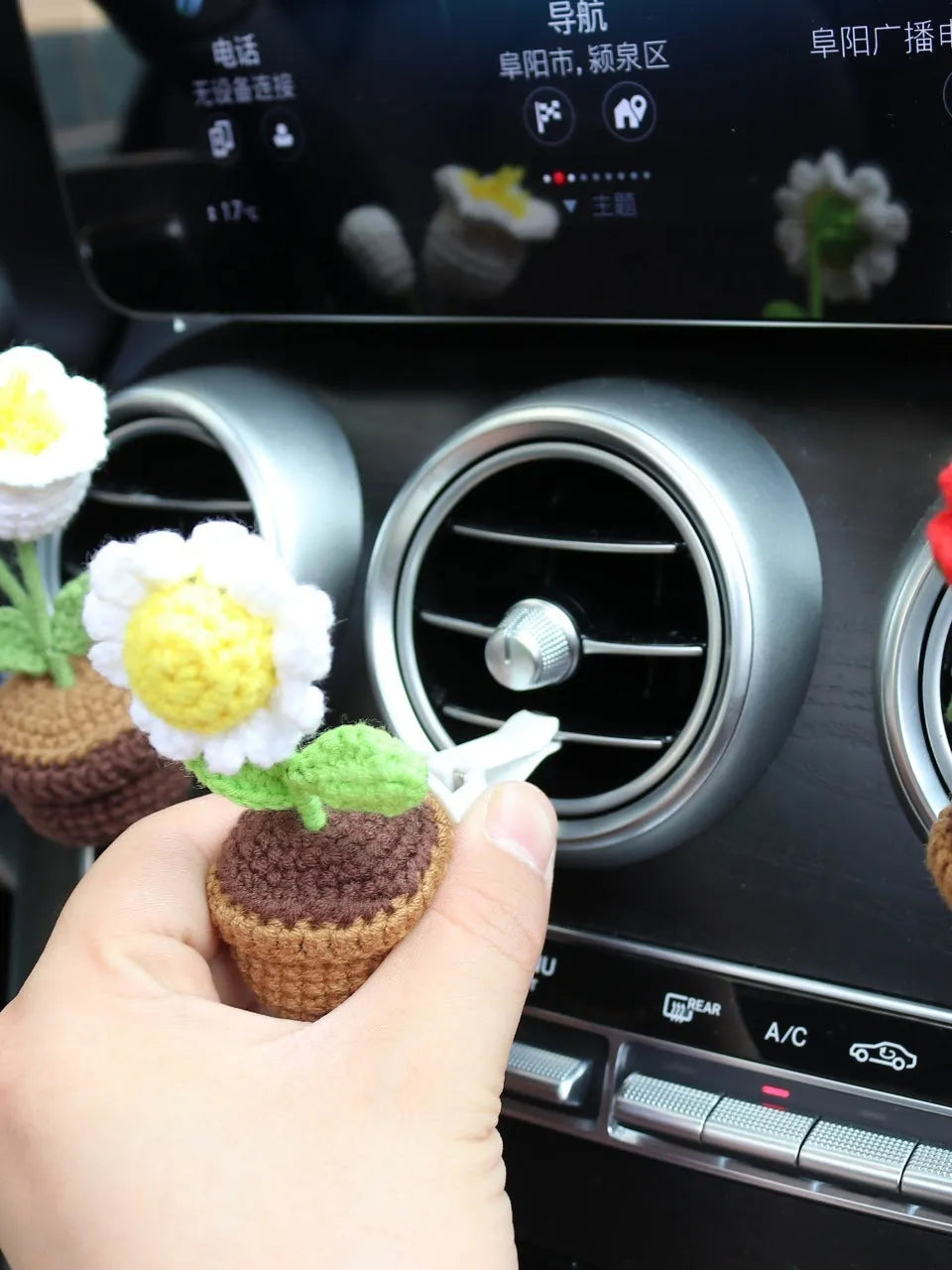 Creative wool potted plant car air outlet clip aromatherapy pendant in floral tone, 4x8cm
