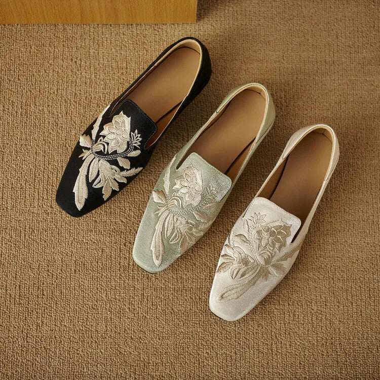 Women's embroidery low-cut flat pump in black, round toe with cloth upper and pigskin lining
