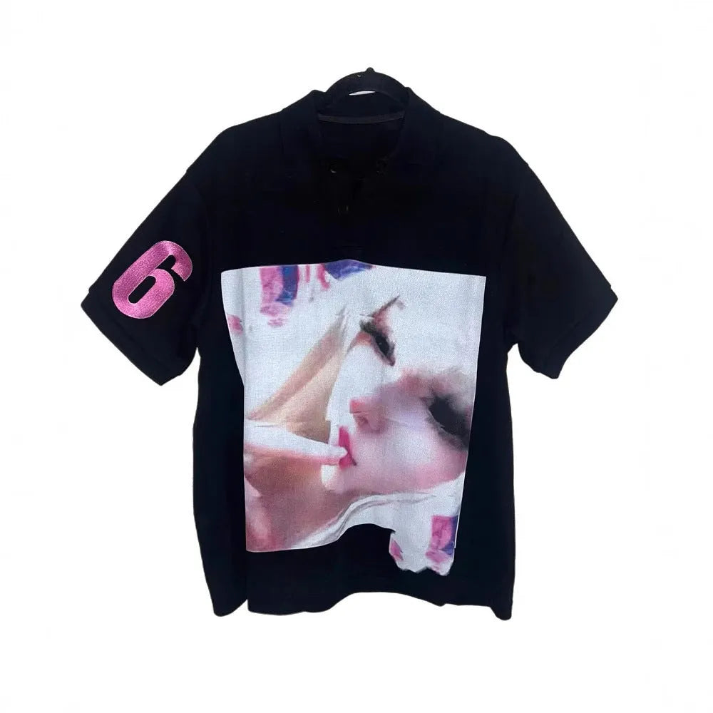 Short-sleeved polyester polo shirt with printed pattern in straight cut