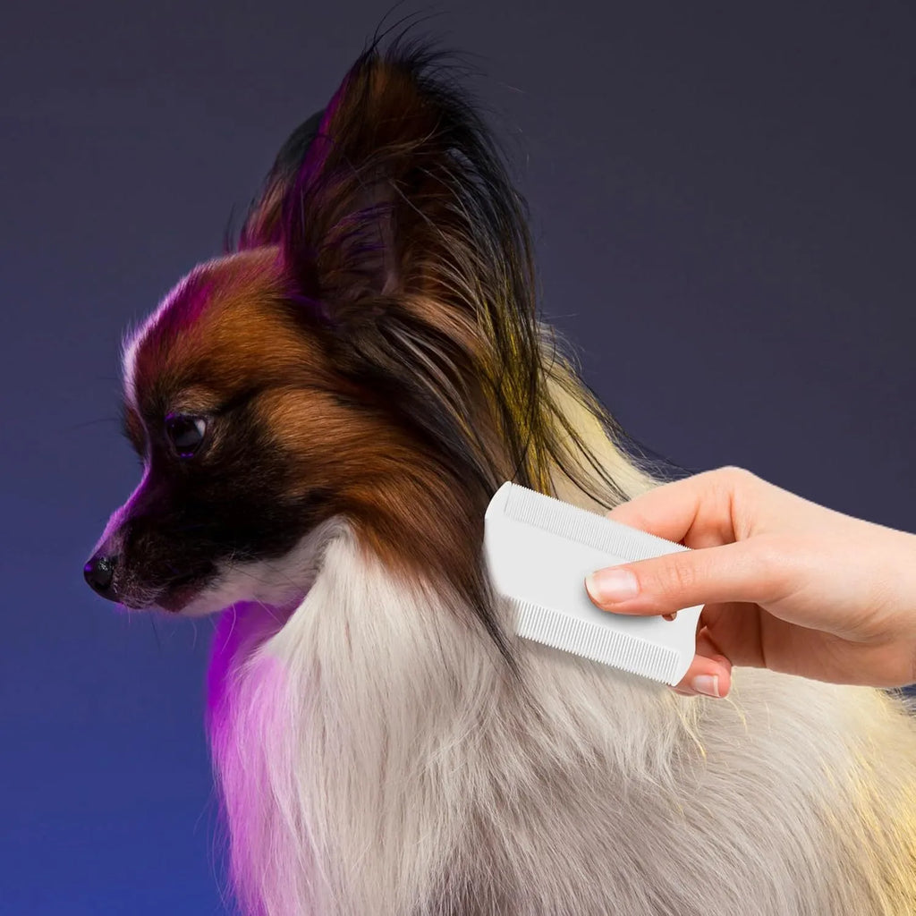 A double-sided plastic flea comb for pets with dense teeth, shown next to a ruler indicating its 5 cm length.